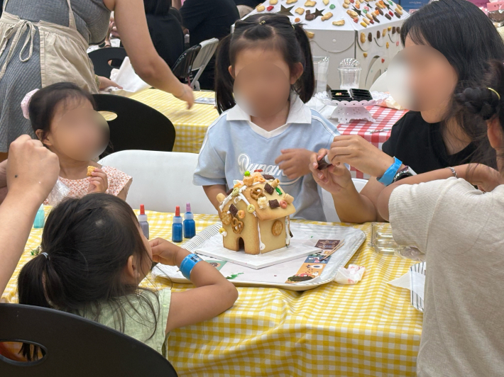 아이가 직접 만든 과자집. 달콤한 상상력이 가득 담겼다.