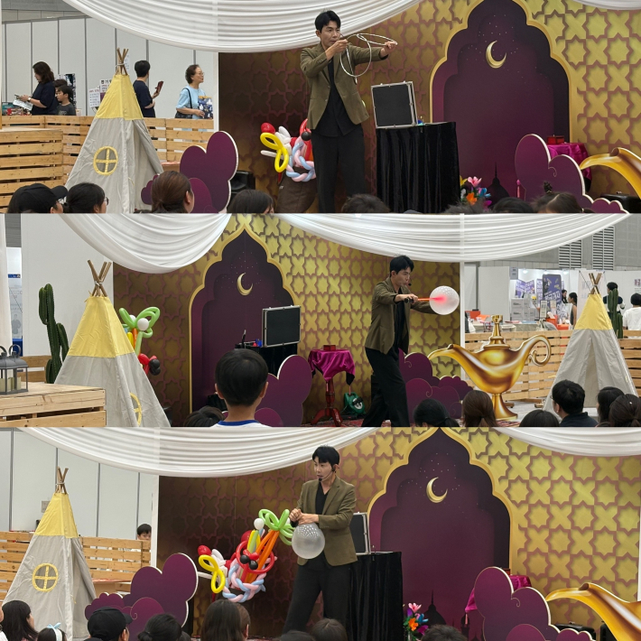 마술사의 공연에 환호하는 아이들. 무대 위 작은 기적이 모두의 눈을 사로잡았다.