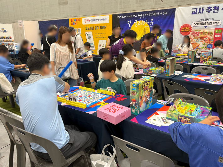 보드게임 체험존에서 함께 게임을 즐기는 가족들. 웃음소리가 끊이지 않았다.