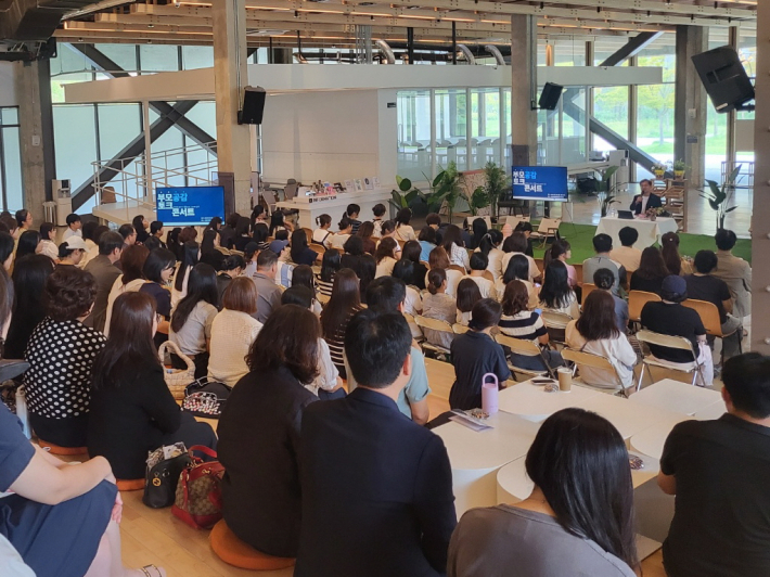 사진)이서원 서강대 공공정책대학원 교수가 111CM에서 열린 '딱딱한 부모보다 똑똑(Talk,Talk)한 부모 되기–부모공감 토크콘서트'에서 강연하고 있다.    