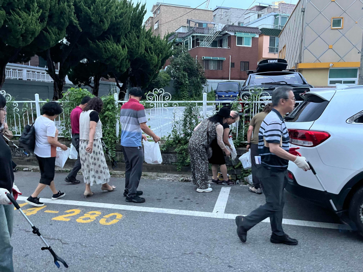 줍깅활동을 하며 캠페인을 진행하고 있다