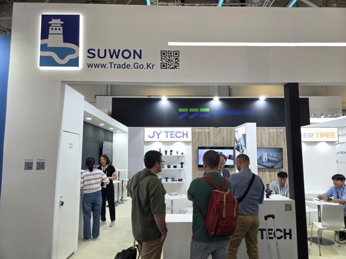 사진)수원시 관내 중소기업이 7~9일 독일 베를린 컨벤션센터에서 열린 '2025 독일 소비자가전박람회'에서 부스를 운영하며 제품을 홍보하고 있다.    