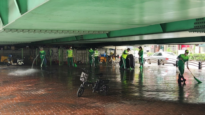 권선구 환경관리원들이 세류사거리 고가도로 하부 구간을 정비하고 있다