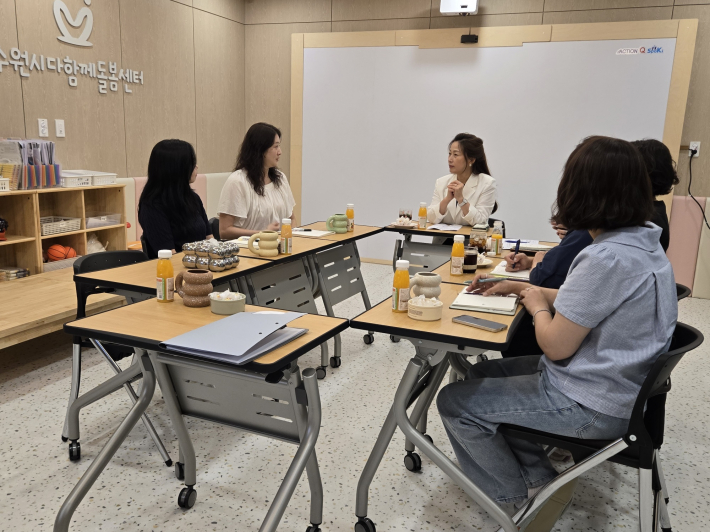 김은주 여성가족국장이 다함께돌봄센터 종사자들과 소통의 시간을 가지고 있다.