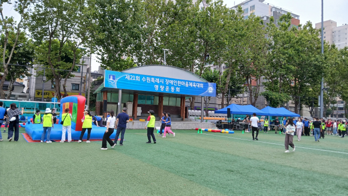 명랑운동회 장애물 바운스 개인달리기 장면