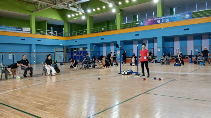 보치아 경기를 하는 선수들 모습
