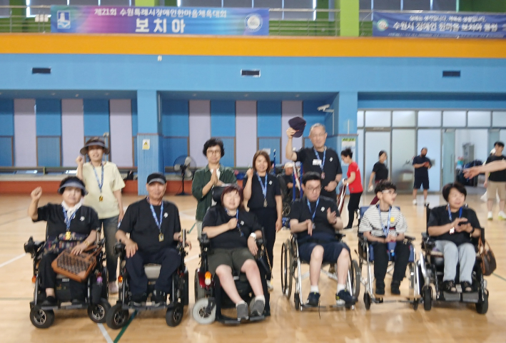 이영숙 보치아연맹회장(왼쪽 네번째)이 시상식을 한후 기념촬영