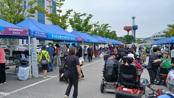 야외 주차장에 마련된 다양한 스포츠 체험부스