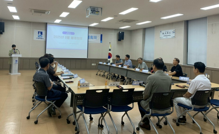 세류2동 방위협의회가 종이 없는 회의를 진행하고 있다.