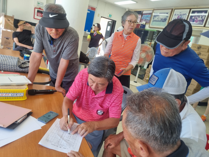 예선전을 마친 후 본선 대진표를 짜고 있는 모습