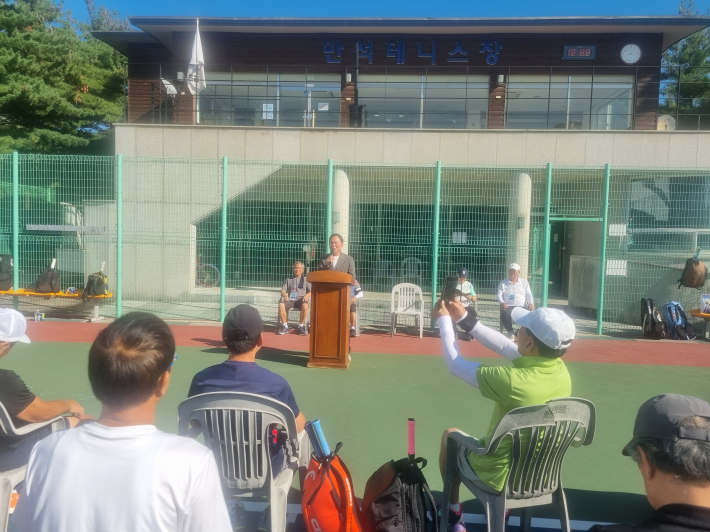 윤주남 수원시 테니스협회장이 인사말을 하고 있다. 