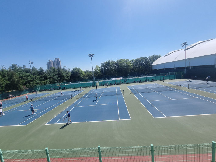 경기장은 파란 하늘과 코트의 색깔과 어우러져 축제분위기를 자아낸다. 