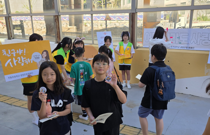 학생자원봉사단은 등교생에게 생명존중 뱃지와 홍보물도 배부했다.