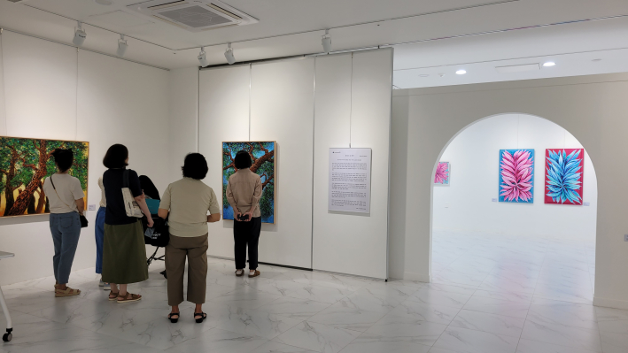 한인수 작가 작품을 둘러 보고 있는 화성 시민들