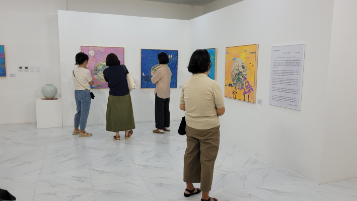 김순옥 작가 작품을 둘러 보고 있는 화성 시민들