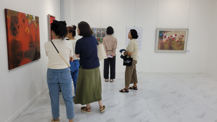 박정일 작가 작품을 둘러 보고 있는 화성 시민들