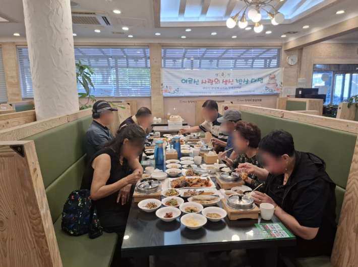 이교수 한정식 식당에서 어르신들이 식사를 하고 있다.