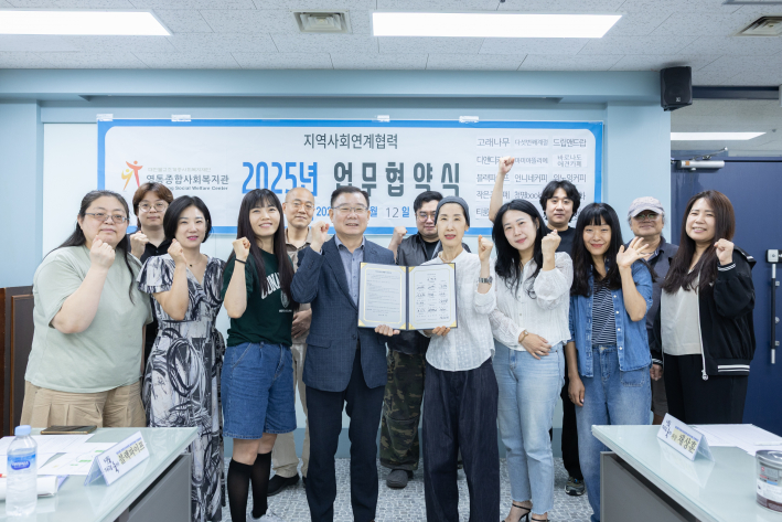 영통종합사회복지관 관장 이필신과 참여카페 점주들이 기념사진을 촬영한 모습