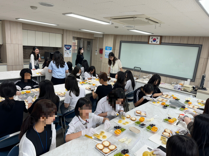 굿네이버스 경기지부,수원교육지원청-매향중학교와 여아지원사업 진행하는 모습