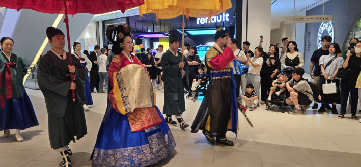 수원화성문화제를 홍보하러 왔습니다 '정조대왕 거둥행사'  