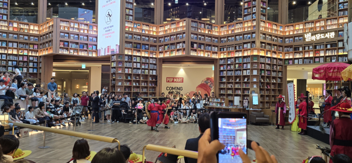 별마당도서관에서 '수원화성문화제 홍보와 무예시범'