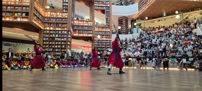 별마당도서관에서 '수원화성문화제 홍보와 무예시범'