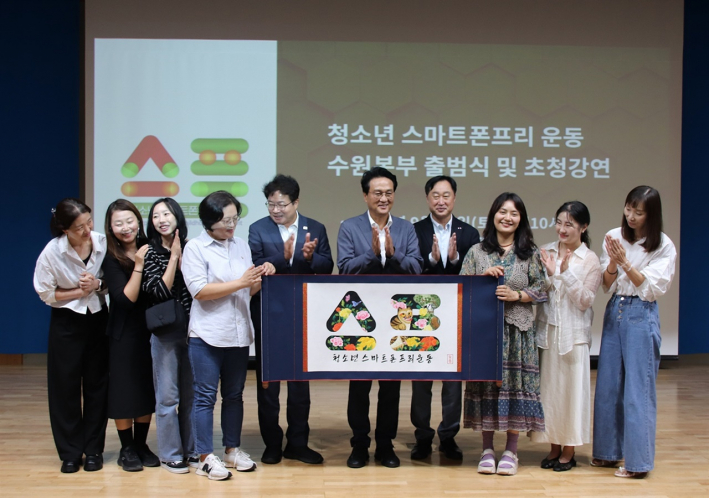 10명의 학부모가 릴레이로 그린 스프 민화 문자도를 안민석 공동대표에게 전달하고 있다.