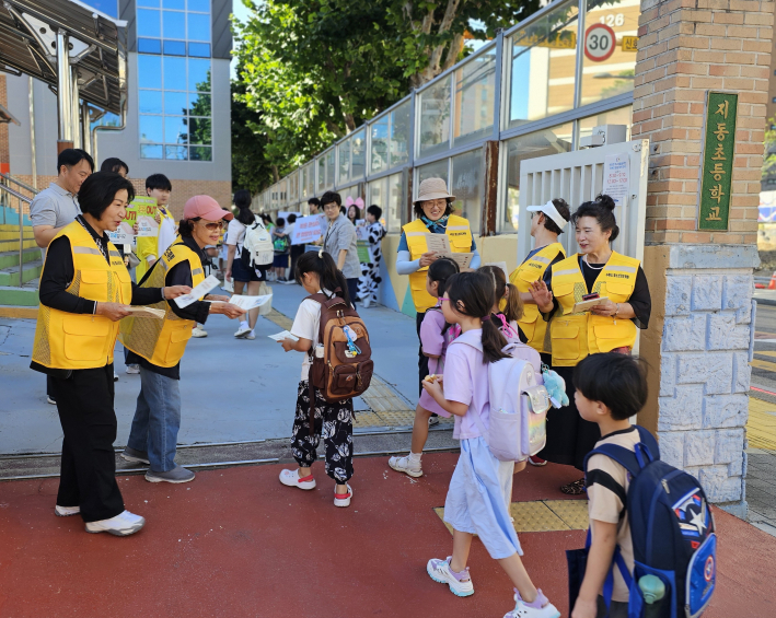 청소년지도위원-학교사회복지사가 합동 생명존중 및 학교 폭력 예방 캠페인을 진행하고 있다.