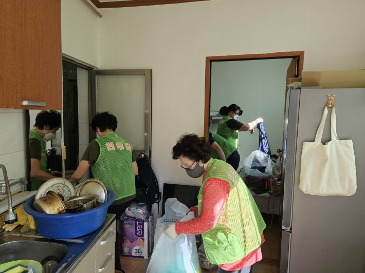 연무애 클린케어 추진단이 청소 봉사활동을 하고 있다.