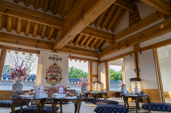 사진1)화성행궁 내 '별주'에 마련된 '혜경궁 궁중다과상'    