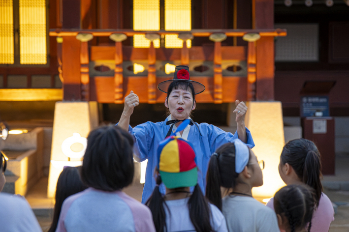 사진2)'주민 배우와 함께하는 고궁산책'에서 주민 배우가 연기를 하고 있다.    