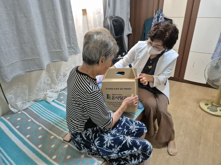 방문간호사가 어르신 가정에 방문하여 간편식을 전달하고 있다.