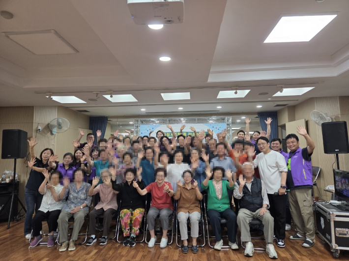 명랑운동회 이후 참여자와 진행자들이 함께 찍은 사진이다.