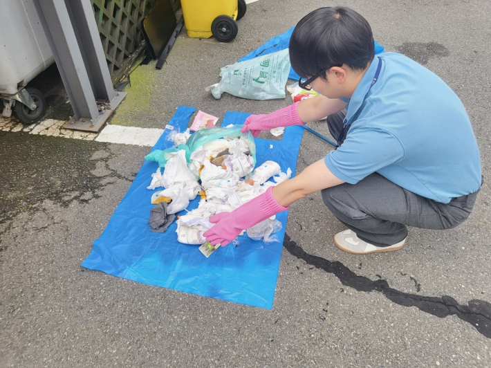 영통3동, 공동주택 종량제봉투 샘플링 검사로 올바른 분리배출 문화 정착에 앞장