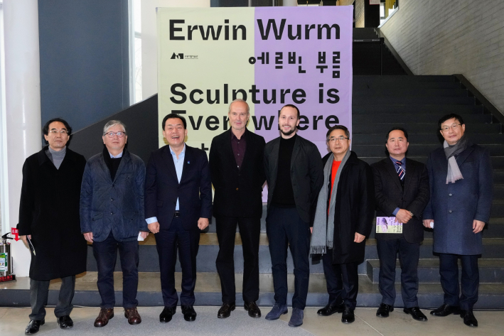 사진2) 지난 2022년 12월 수원시립미술관이 개최한 에르빈 부름 개인전 개막식에서 이재준 수원특례시장과 작가가 기념 촬영을 하고 있다.    