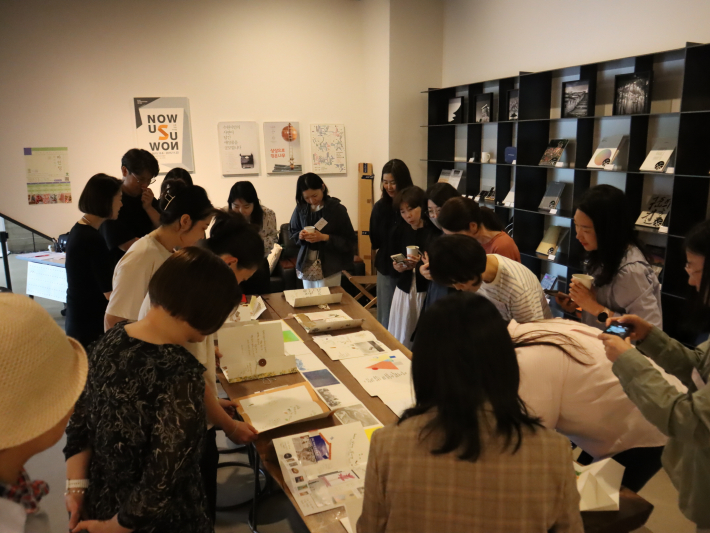 사진4) 수원시립미술관이 스테들러코리아와 협업해 진행하는 캘리그라피 수업에 참여한 시민들이 프로그램 결과물을 감상하고 있다.    