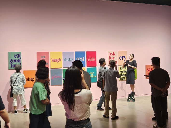 사진5) 수원시립미술관이 장애인들의 전시 관람 기회를 확대하기 위해 수어 전시해설 프로그램을 진행 중이다.    