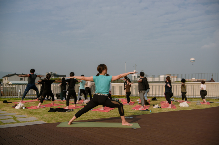 사진7) 경기도 웰니스 관광지로 선정된 수원시립미술관 옥상에서 요가 프로그램이 열려 참가자들이 요가를 하고 있다.    