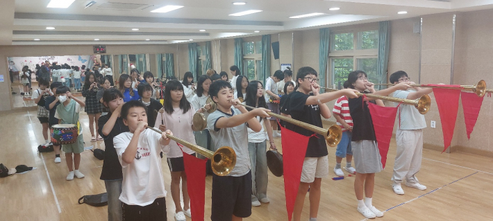 수원남창초 대취타단은 5,6학년 30명으로 구성되어 있다.  