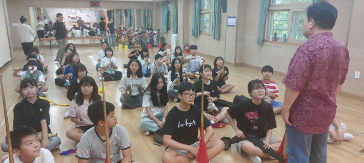 김영훈 강사가 연주 시 유의사항을 전달하고 있다.