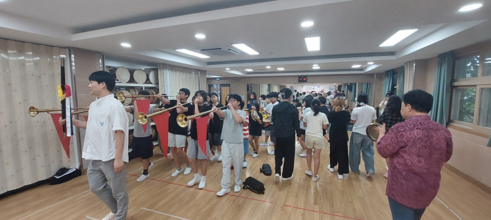 대취타단이 행진연습을 하고 있다.