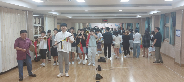 대취타단 지휘봉을 잡은 교감 선생님(맨앞 흰옷 상의)과 꽹과리를 치는 지도강사 김영훈(맨 좌측)