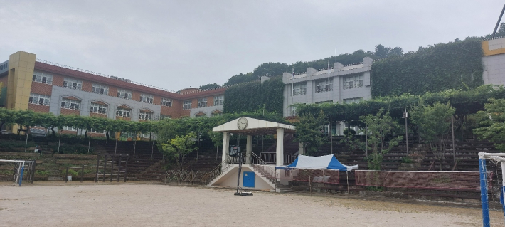 수원남창초교는 수원의 중심부에 있는 팔달산 기슭에 있다. 