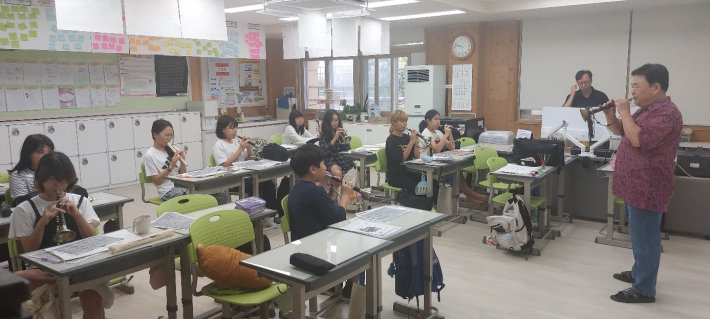 태평소 연주자들은 5학년 1번 교실에서 동요 연주 연습을 하고 있다.