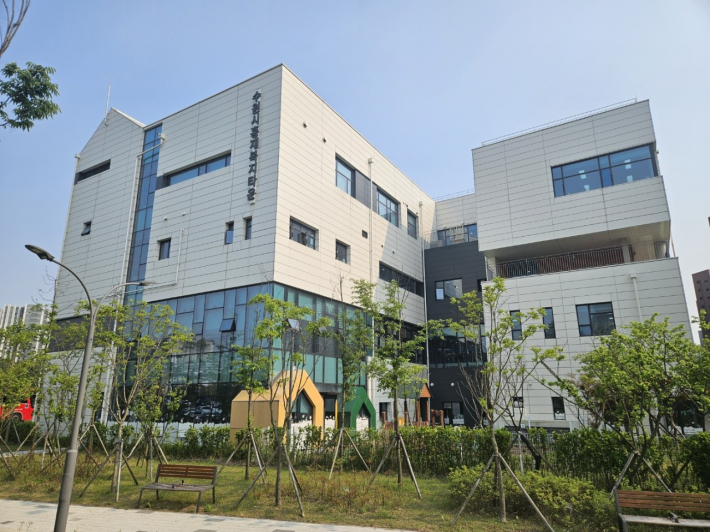 사진) '수원시휴먼서비스센터'가 입주해 있는 수원시홍재복지타운 건물.    