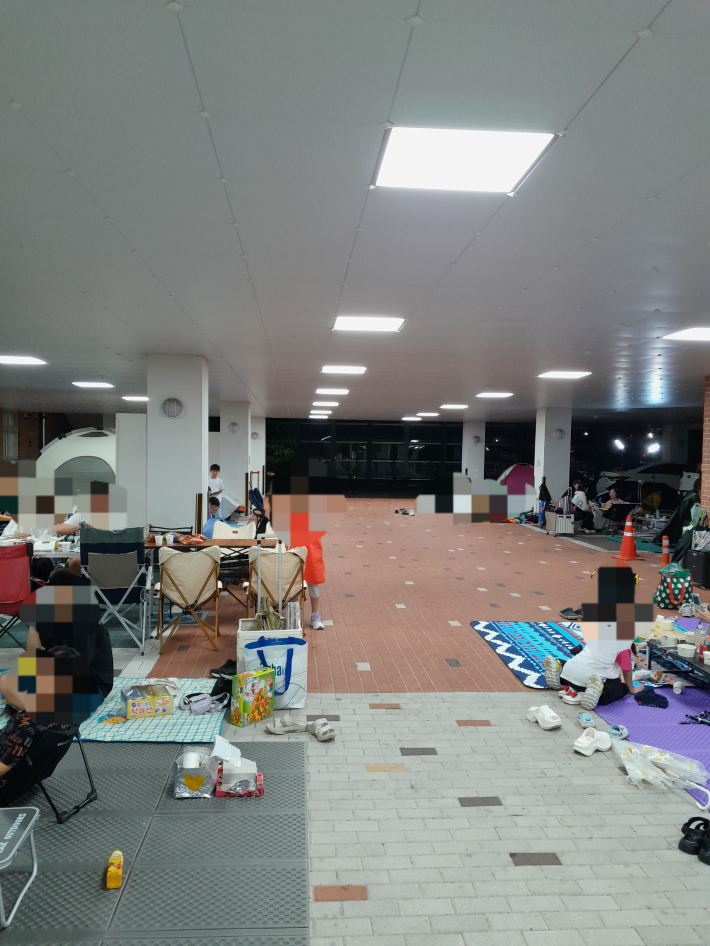 텐트나 돗자리, 캠핑 의자 등을 준비해서 자리를 잡고 나니 중간에 통로가 생겼다. 아이들은 골목길처럼 뛰어다니며 술래잡기를 했다.