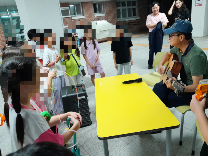 기타 연주에 노래를 따라 부르는 아이들의 표정에는 행복감이 가득했다.