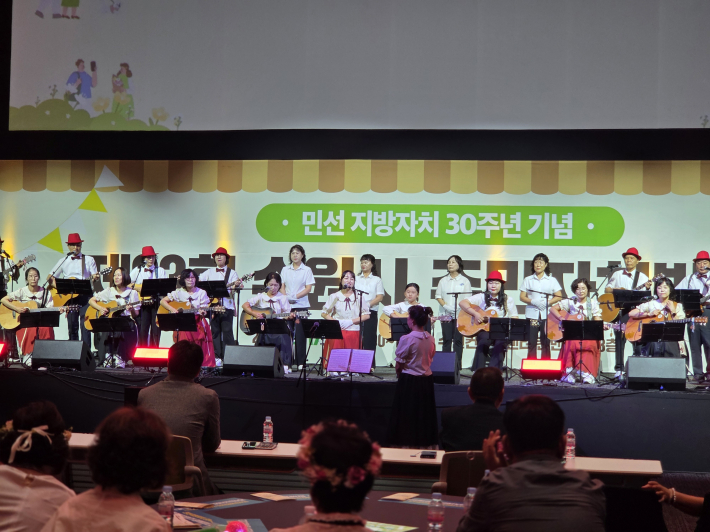 동아리경연대회에서 수인선팀이 공연을 하고있다.