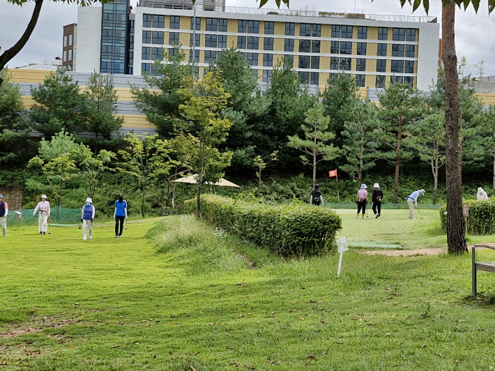 공원 잔디에서 걷다 보면 기분도 상쾌하다. 