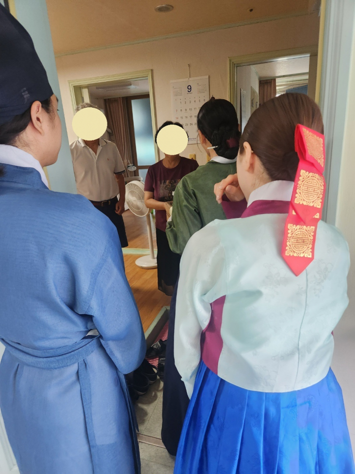 어르신들의 방으로 직접 찾아뵙고 수라상과 궁중병과를 전달하는 모습